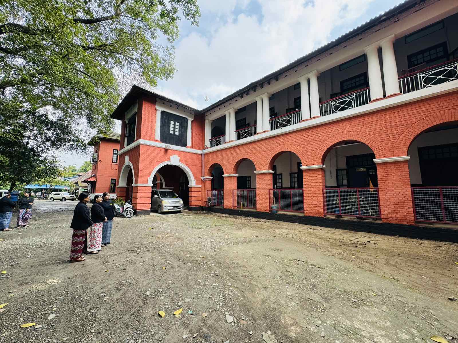 ဧရာဝတီတိုင်းဒေသကြီးတရားလွှတ်တော်တရားသူကြီးချုပ် ဒေါ်မိုးမိုးအေးနှင့် တိုင်းဒေသကြီး တရားရေးဦးစီးမှူး ဒေါ်စန္ဒာကျော်တို့သည် ဟင်္သာတခရိုင်တရားရုံး ဆေးသုတ်မွမ်းမံခြင်းလုပ်ငန်းနှင့် လေးမျက်နှာမြို့နယ်တရားရုံးသို့ ရေကျော်ဝင်ရောက်မှု ပြန်လည်ထူထောင်ရေးလုပ်ငန်းများသို့ သွားရောက်ကြည့်ရှုထောက်ပံ့ခြင်း